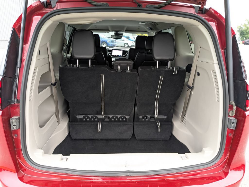 Used 2024 Chrysler Pacifica Touring-L FWD image 17
