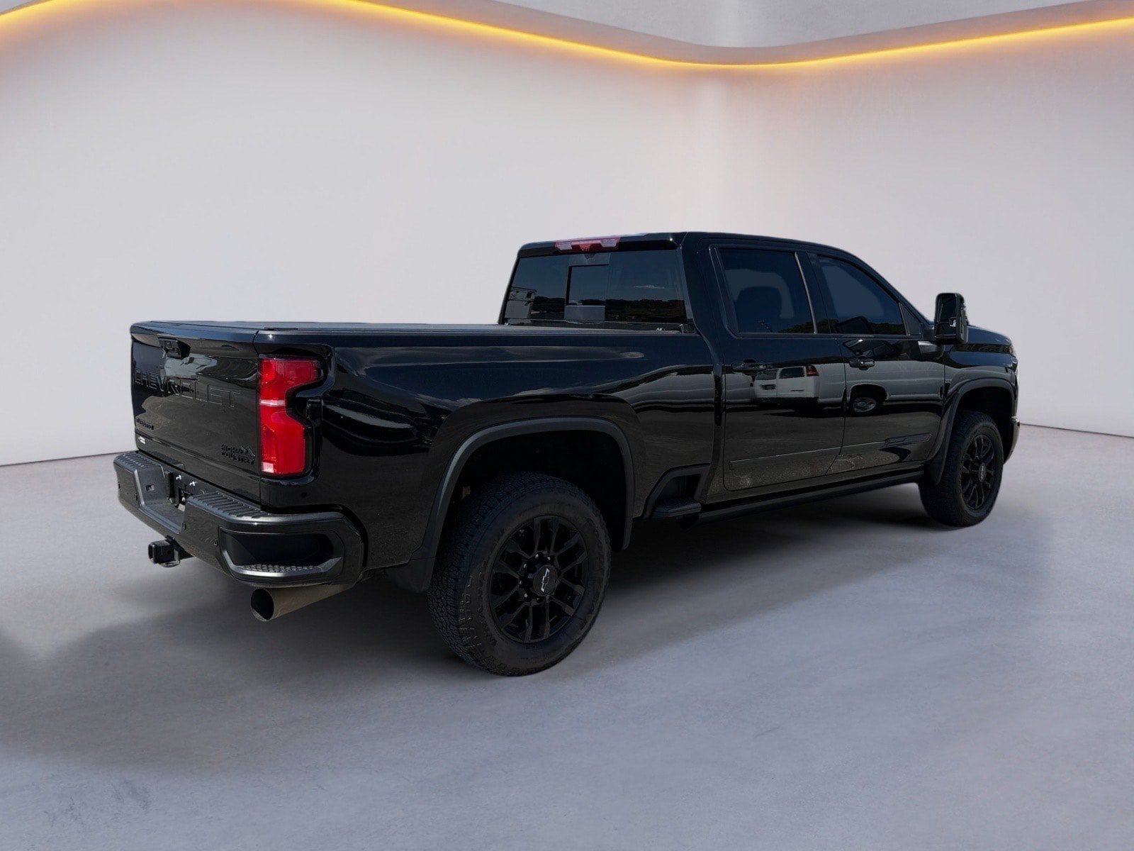 Used 2025 Chevrolet Silverado 2500 High Country w/ Midnight Edition AWD/4WD image 3