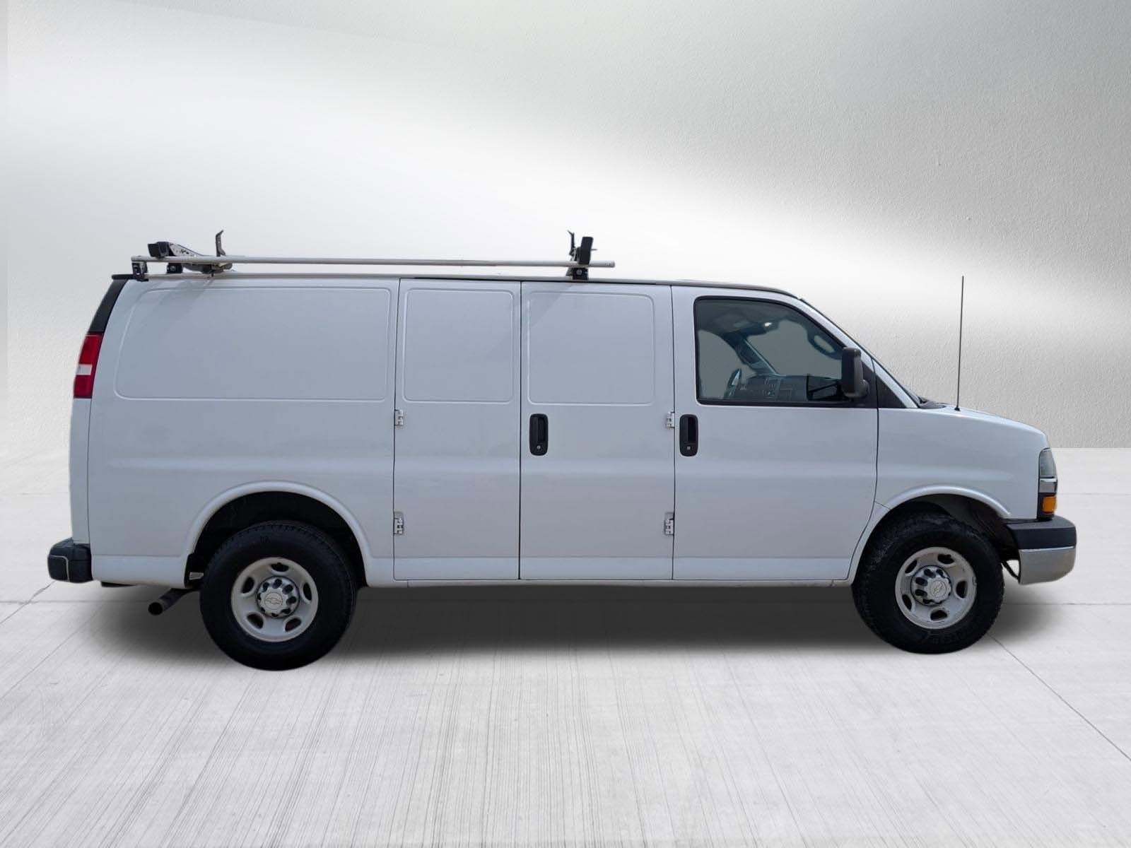 Used 2018 Chevrolet Express 2500 w/ Driver Convenience Package RWD image 6