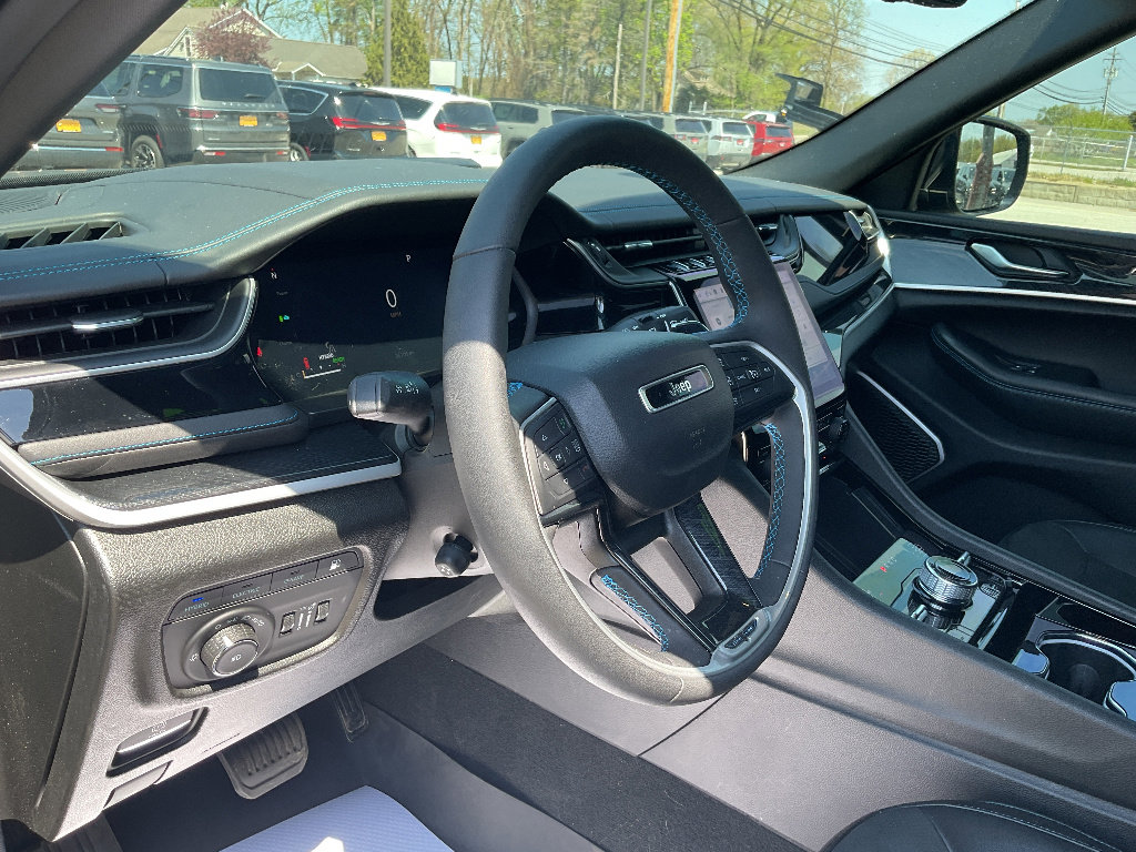 Used 2022 Jeep Grand Cherokee Trailhawk w/ Advanced Protech Group II AWD/4WD image 10