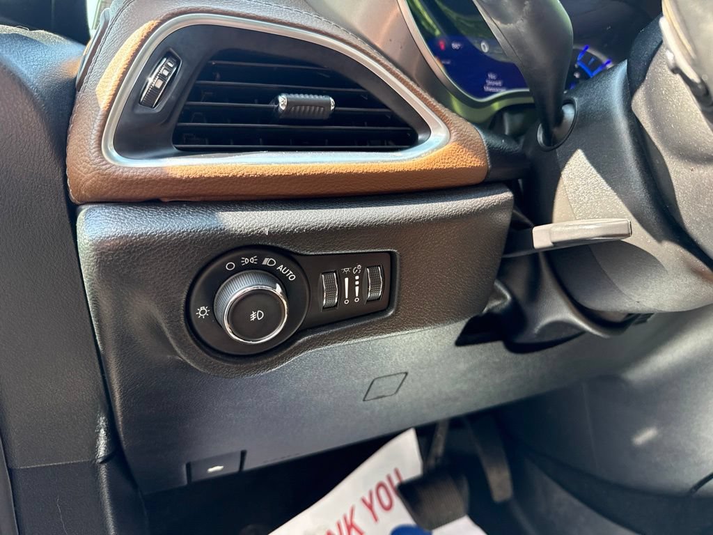Used 2020 Chrysler Pacifica Limited w/ Advanced Safetytec Group FWD image 14