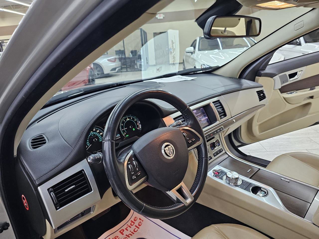 Used 2013 Jaguar XF image 18