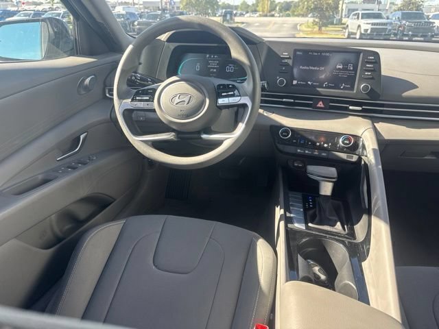 Used 2025 Hyundai Elantra Hybrid FWD image 19