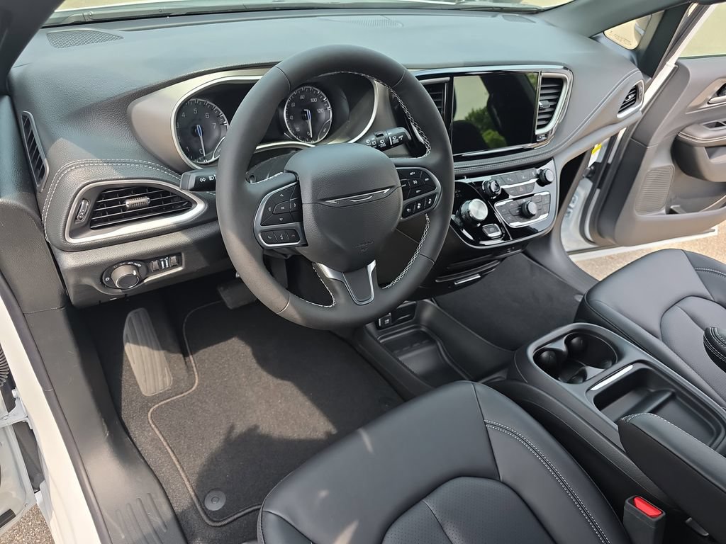 New 2027 Chrysler Pacifica Select AWD/4WD image 18