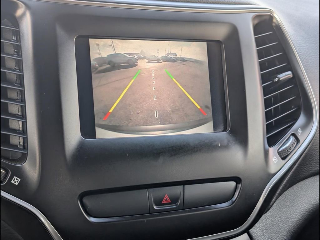 Used 2019 Jeep Cherokee Latitude w/ Popular Appearance Group FWD image 8
