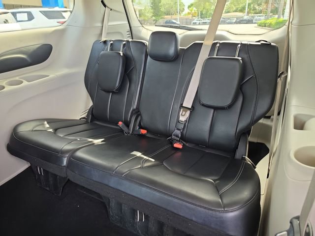 Used 2023 Chrysler Pacifica Touring-L FWD image 13