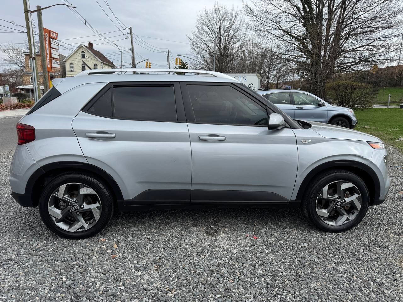 Used 2023 Hyundai Venue SEL image 4