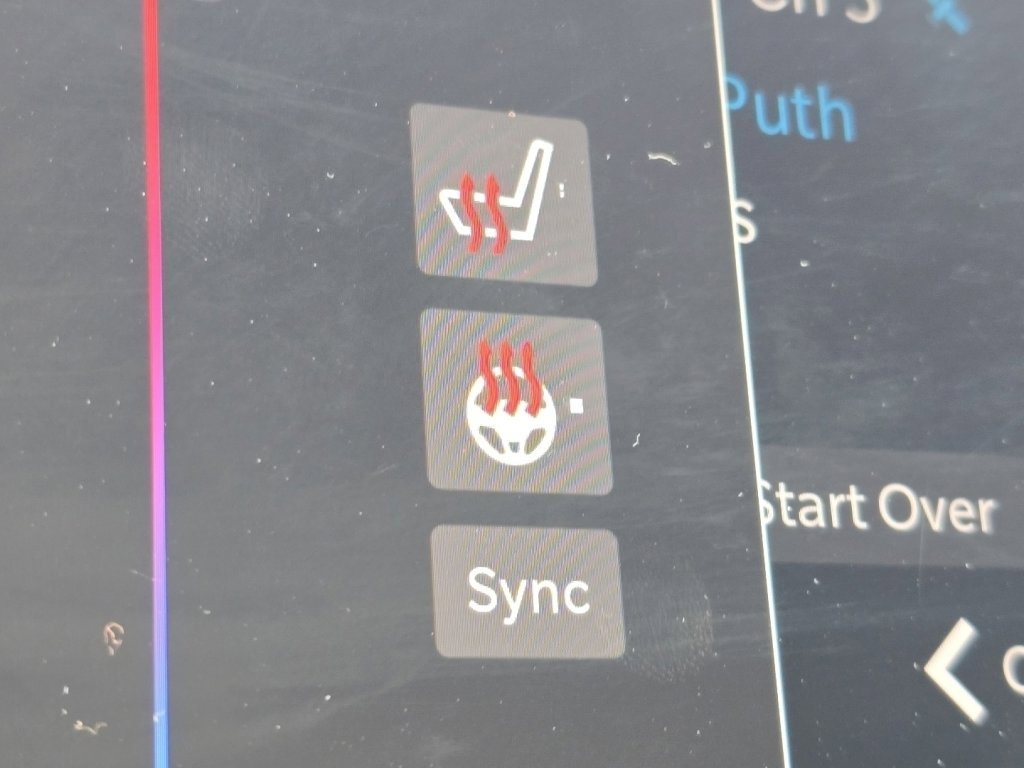 Used 2024 Chrysler Pacifica Touring-L w/ Uconnect Theater Family Group image 5