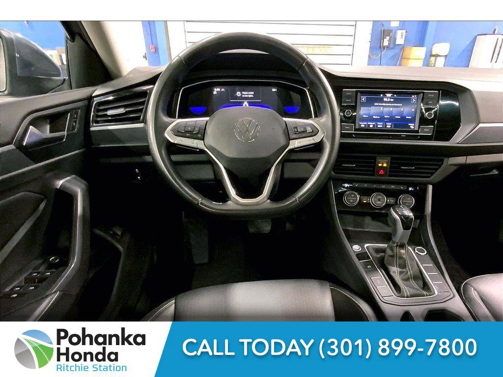 Used 2023 Volkswagen Jetta SE image 4