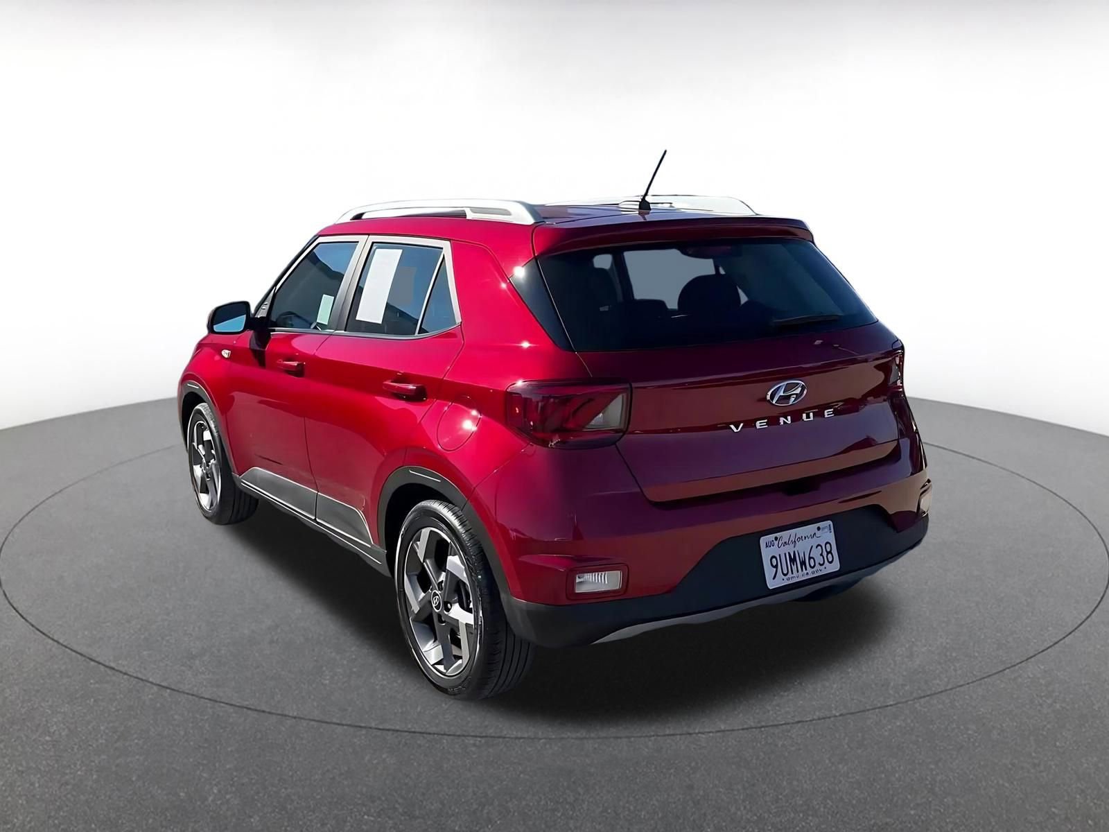 Used 2025 Hyundai Venue SEL FWD image 11