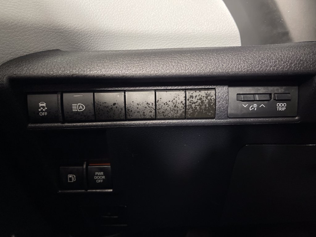 Certified 2025 Toyota Sienna XLE FWD image 28