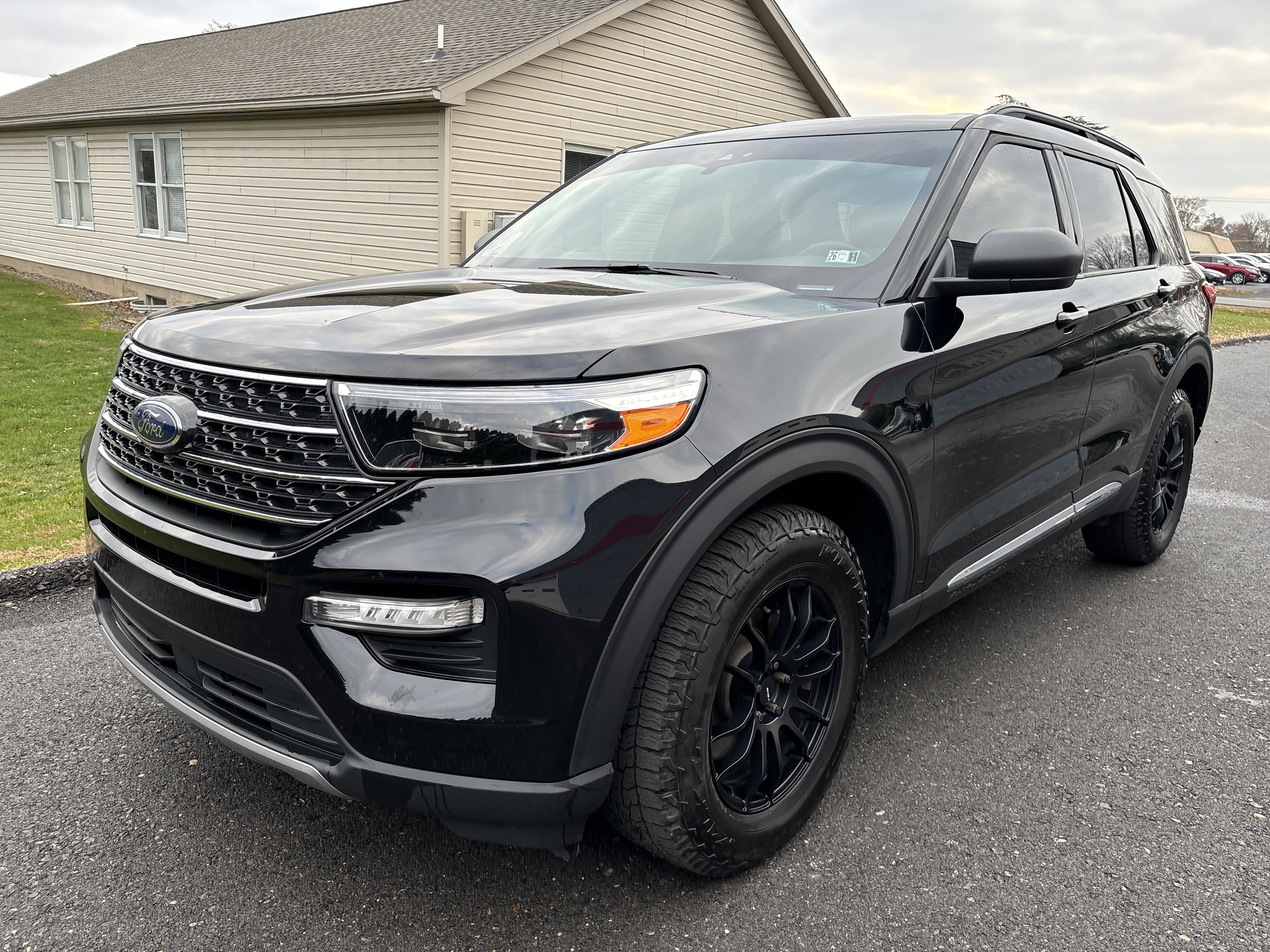 Used 2022 Ford Explorer XLT w/ Equipment Group 202A image 8