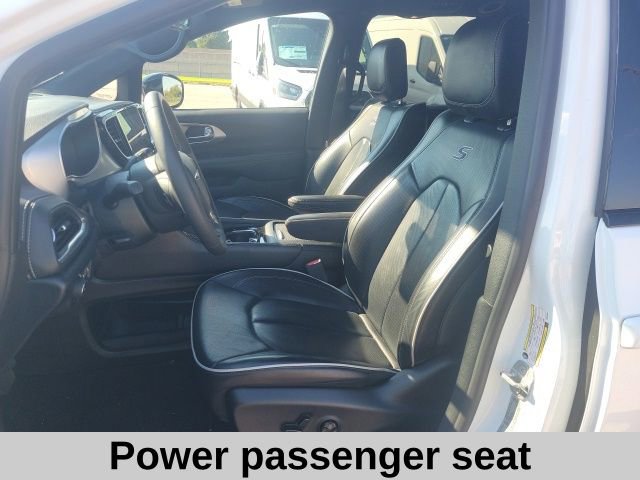 Used 2025 Chrysler Pacifica Limited image 16