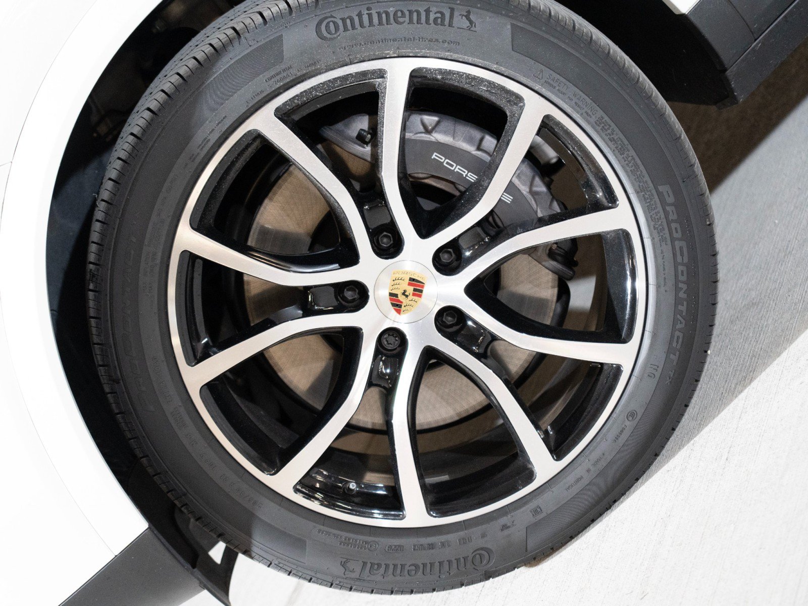 Certified 2023 Porsche Cayenne Platinum Edition AWD/4WD image 11