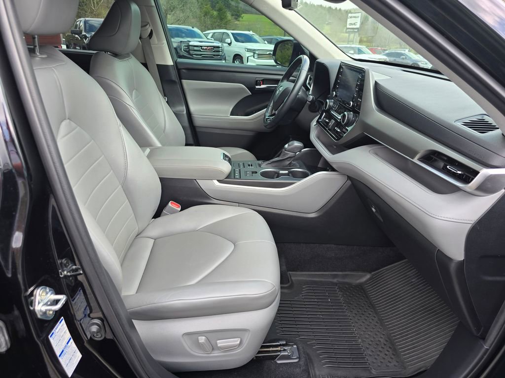 Used 2021 Toyota Highlander XLE image 30
