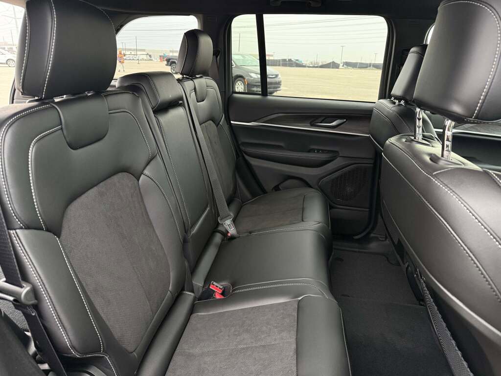 New 2026 Jeep Grand Cherokee Altitude image 24