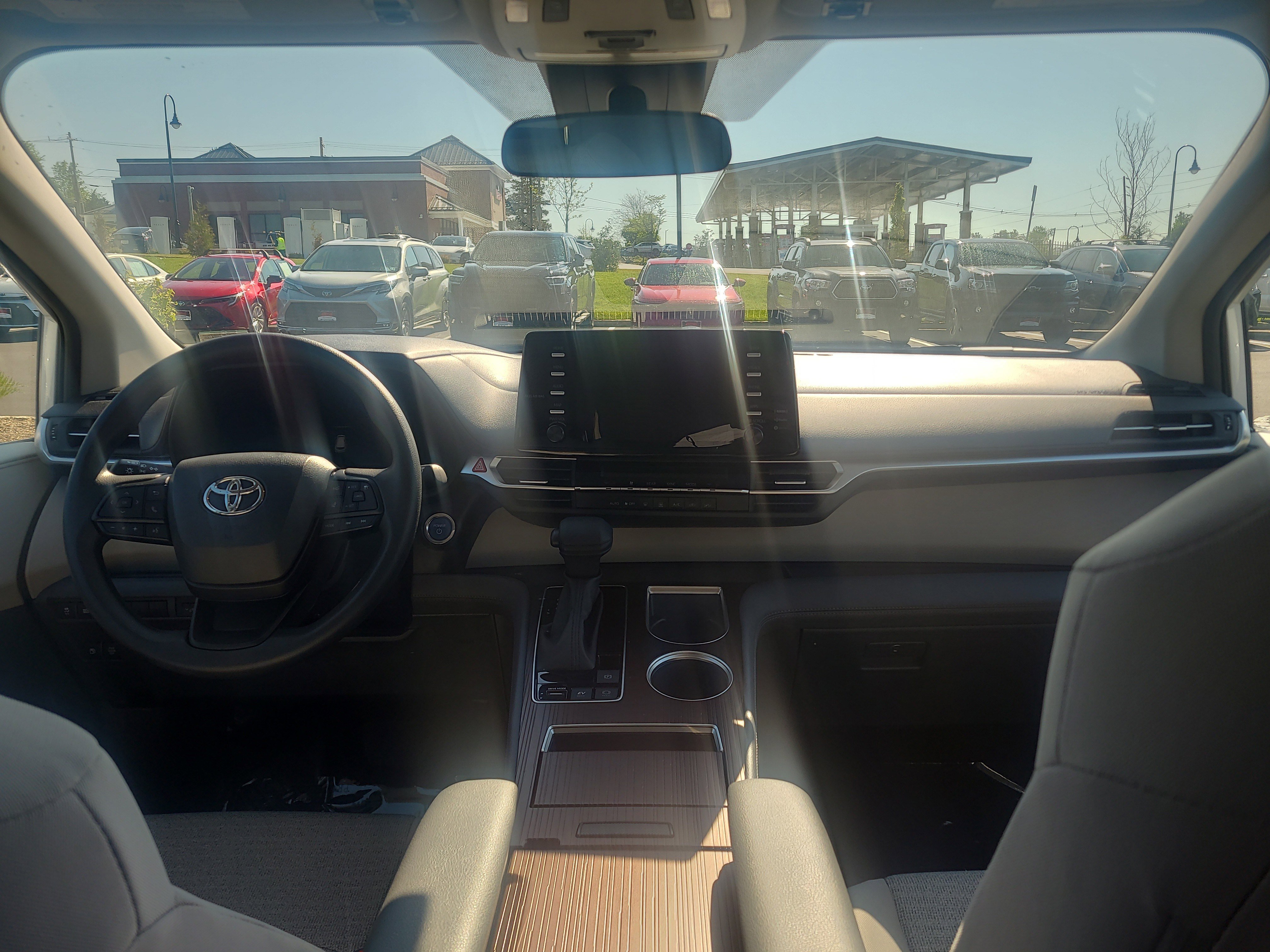Certified 2023 Toyota Sienna LE AWD/4WD image 18