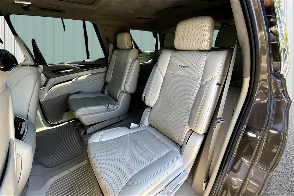 Used 2021 Cadillac Escalade Premium Luxury Platinum w/ Heavy-Duty Trailer Package image 26