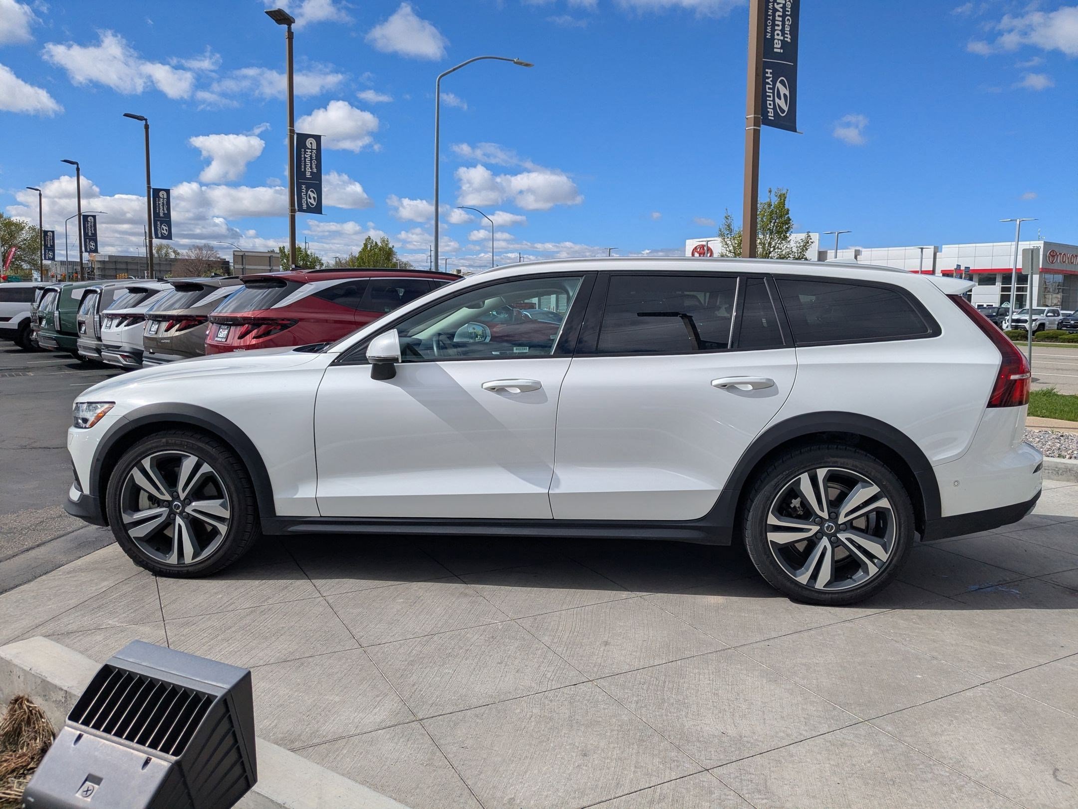 Used 2025 Volvo V60 B5 Cross Country Plus image 8