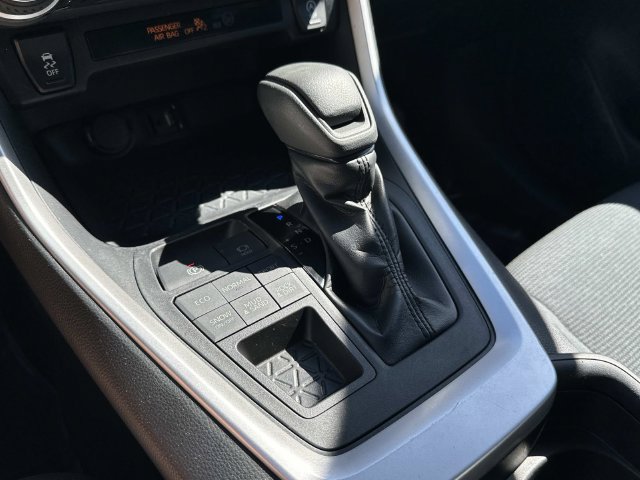 Used 2019 Toyota RAV4 LE AWD/4WD image 24