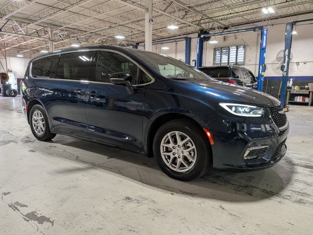 Used 2025 Chrysler Pacifica Select FWD image 2