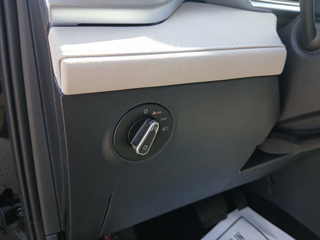 Certified 2025 Volkswagen Taos SE FWD image 12