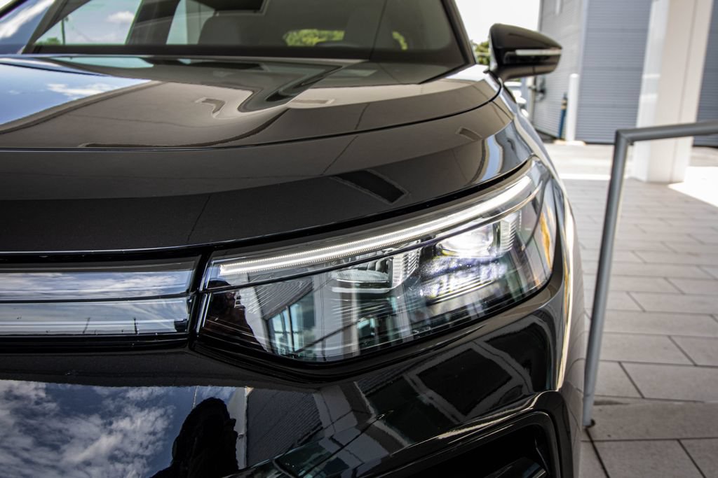 Certified 2025 Volkswagen Tiguan SE R-Line FWD image 7
