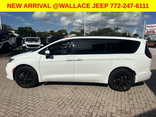 Used 2023 Chrysler Pacifica Touring-L w/ S Appearance Package AWD/4WD image 9
