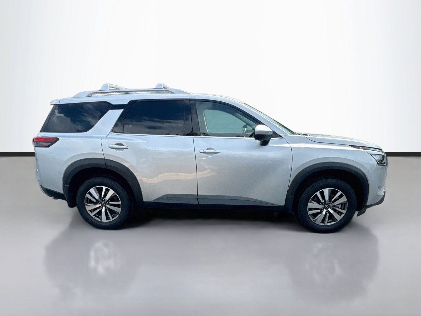 Used 2025 Nissan Pathfinder SL FWD image 8
