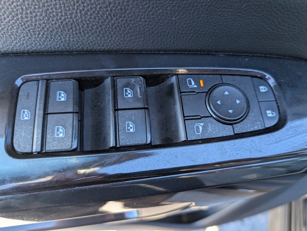 Used 2022 Nissan Pathfinder SV w/ SV Premium Package image 11