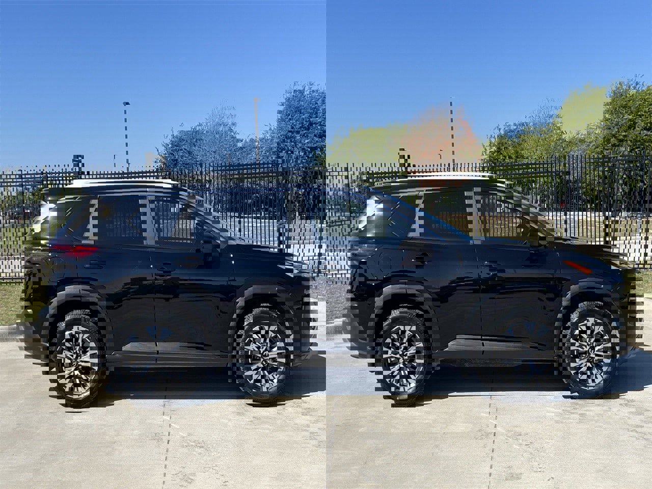 Used 2023 Nissan Rogue SV w/ SV Premium B Package image 3