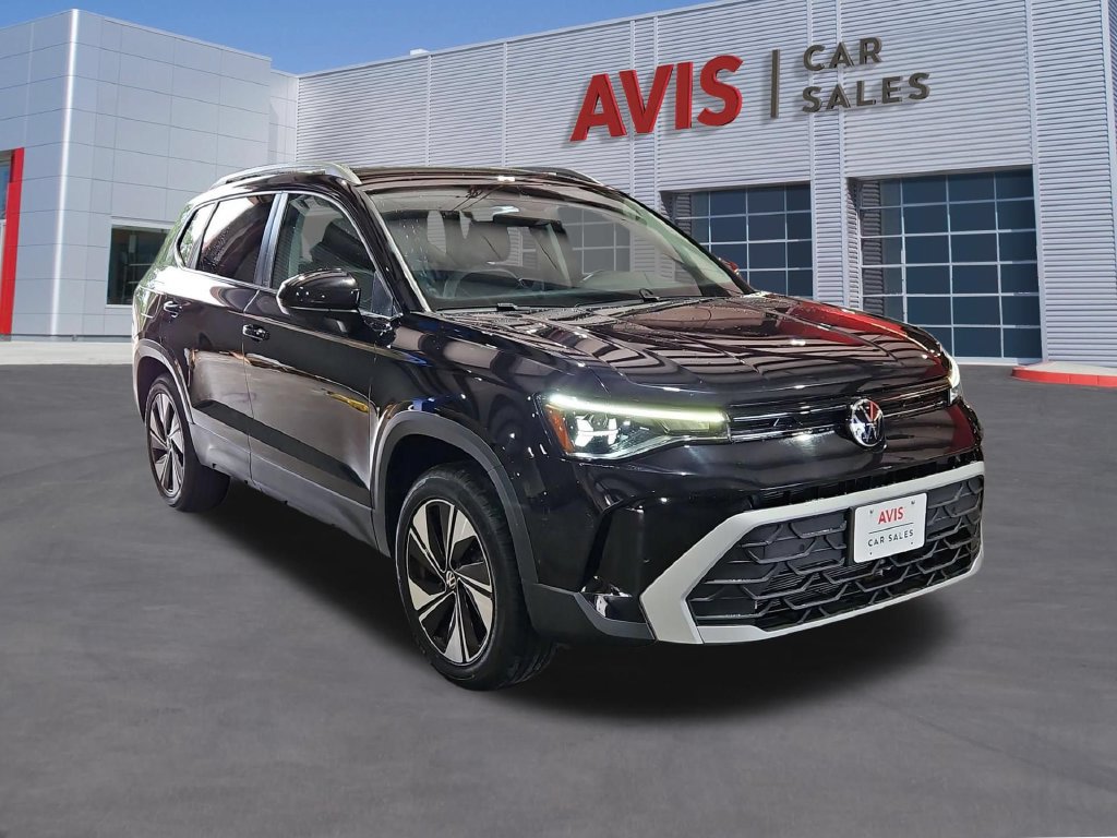 Used 2025 Volkswagen Taos SE AWD/4WD image 3
