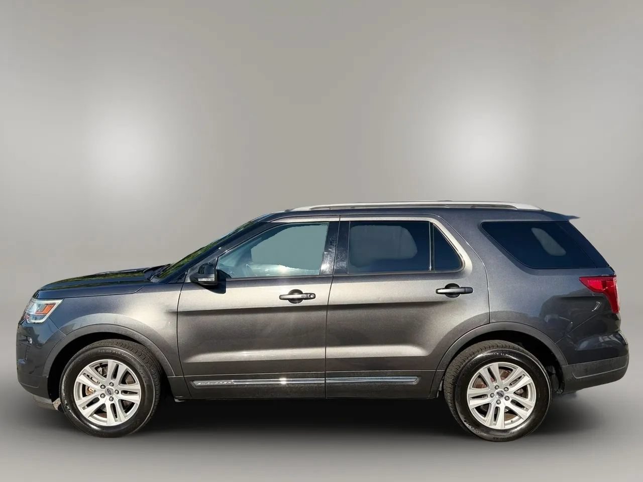 Used 2018 Ford Explorer XLT w/ Equipment Group 202A AWD/4WD image 5