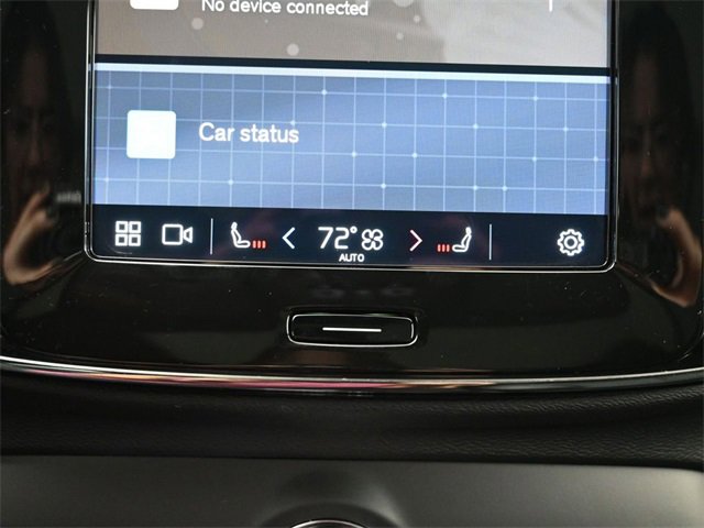 Used 2024 Volvo XC40 B5 Plus image 22