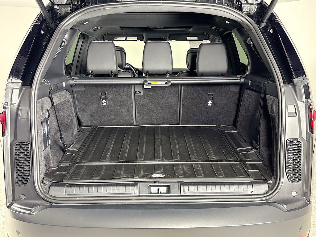 Used 2025 Land Rover Discovery S image 25