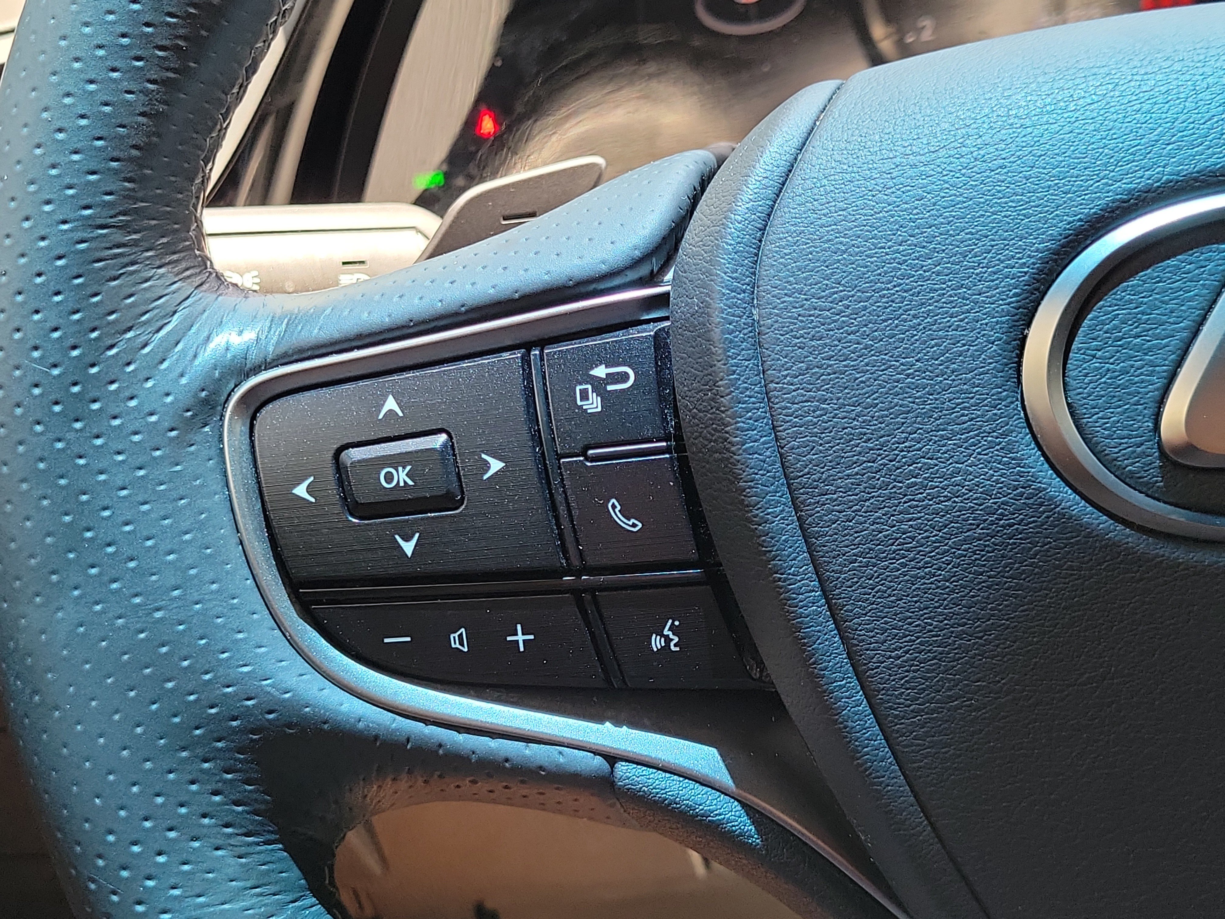 Used 2024 Lexus ES 350 F Sport w/ Accessory Package (Z2) FWD image 18