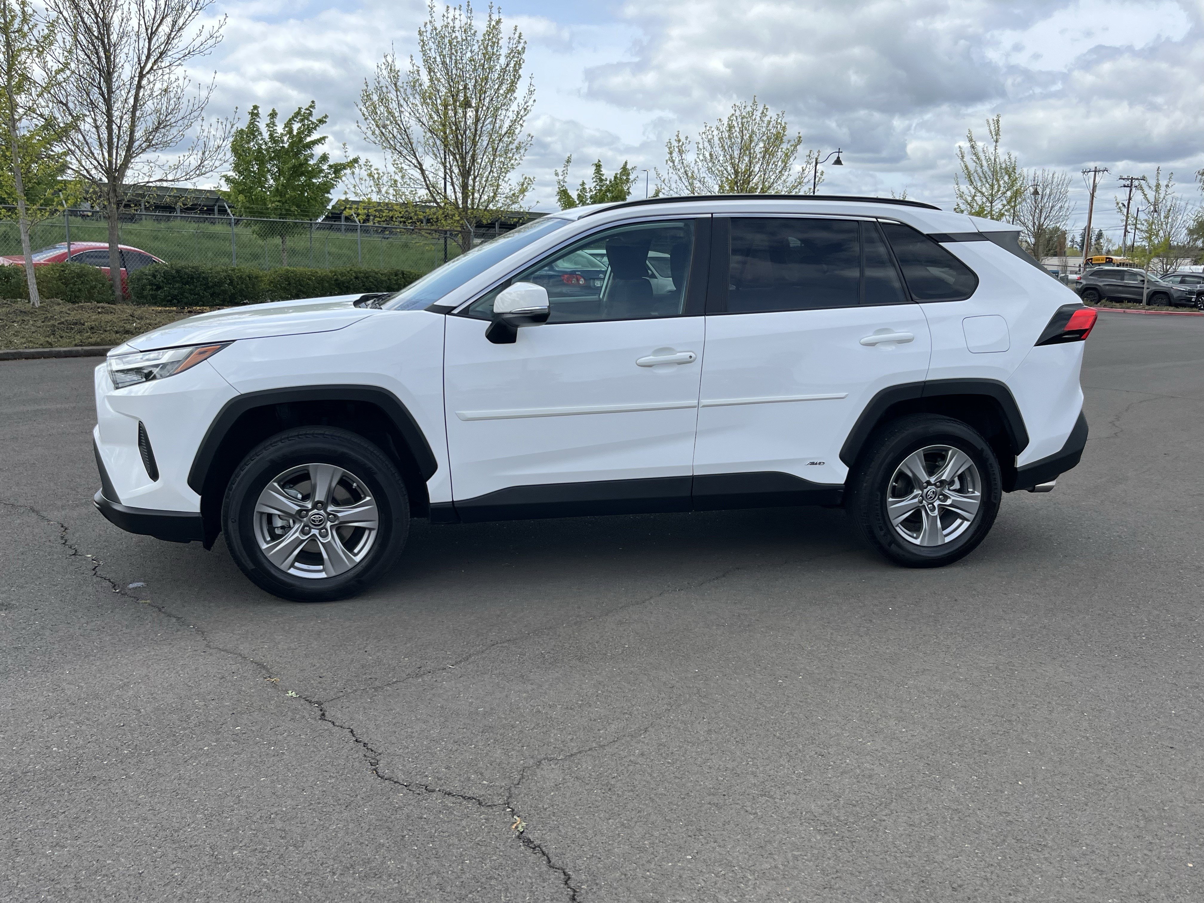Used 2024 Toyota RAV4 LE AWD/4WD image 4