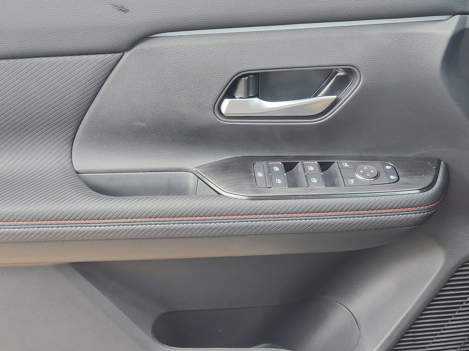 New 2026 Nissan Kicks SR w/ Cold Weather Package FWD image 21