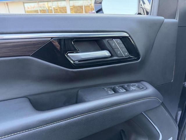 Used 2025 Chevrolet Suburban Premier AWD/4WD image 18