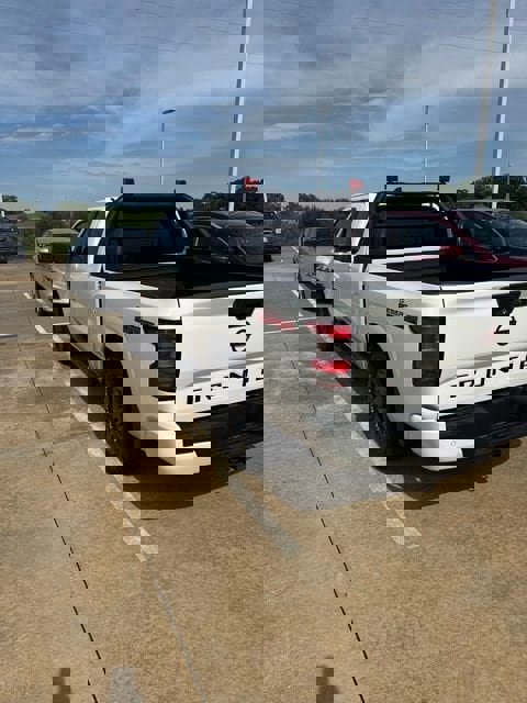 Used 2025 Nissan Frontier SV RWD image 3