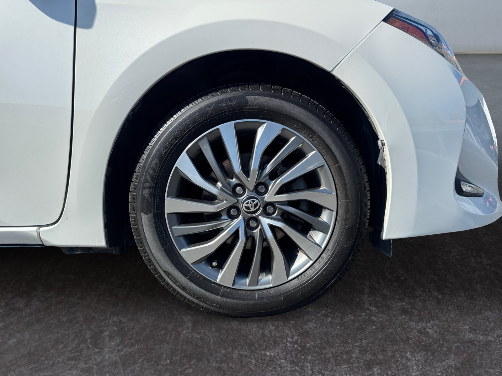 Used 2019 Toyota Corolla XLE w/ Carpet Mat Package (TMS) FWD image 14
