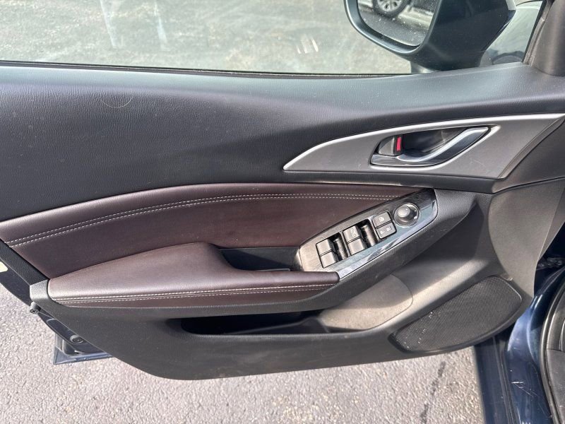 Used 2018 MAZDA MAZDA3 Touring image 17