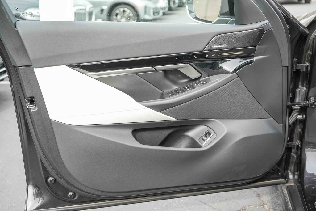 Used 2025 BMW 530i 530i w/ Premium Package image 22