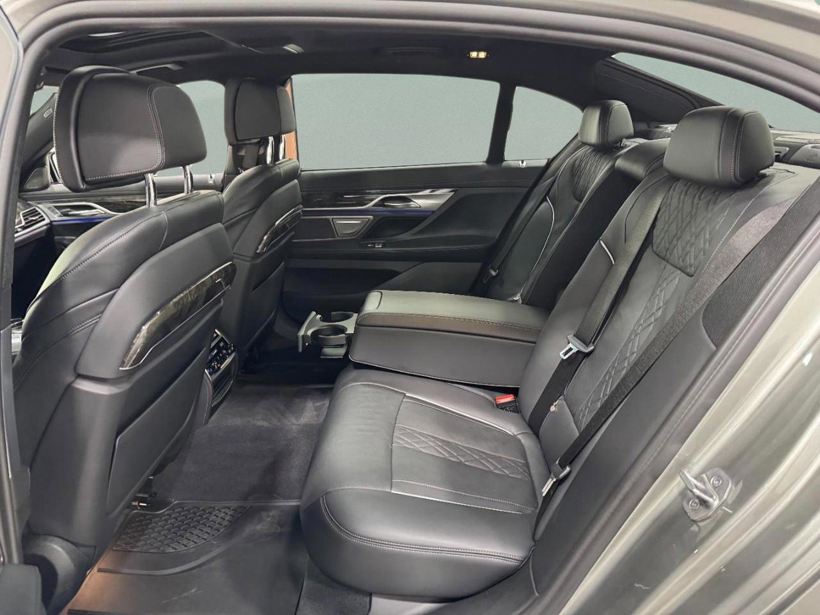 Used 2022 BMW 750i xDrive w/ Executive Package image 9