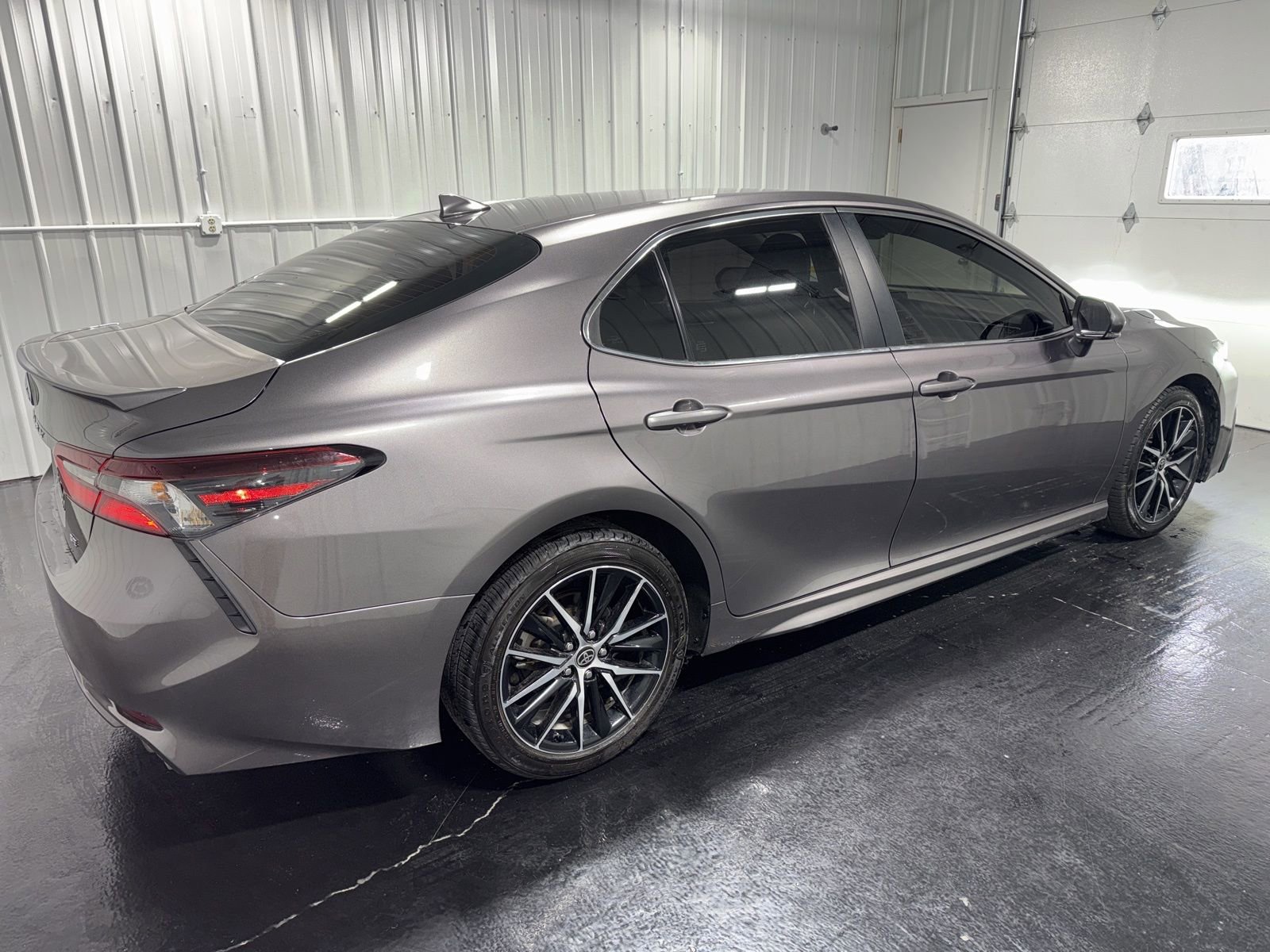 Used 2023 Toyota Camry SE FWD image 3
