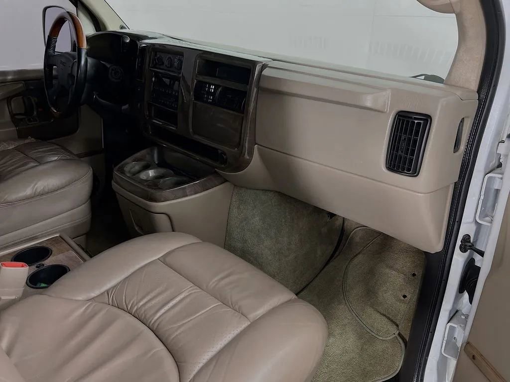 Used 2004 GMC Savana 1500 w/ Preferred Equipment Group image 28