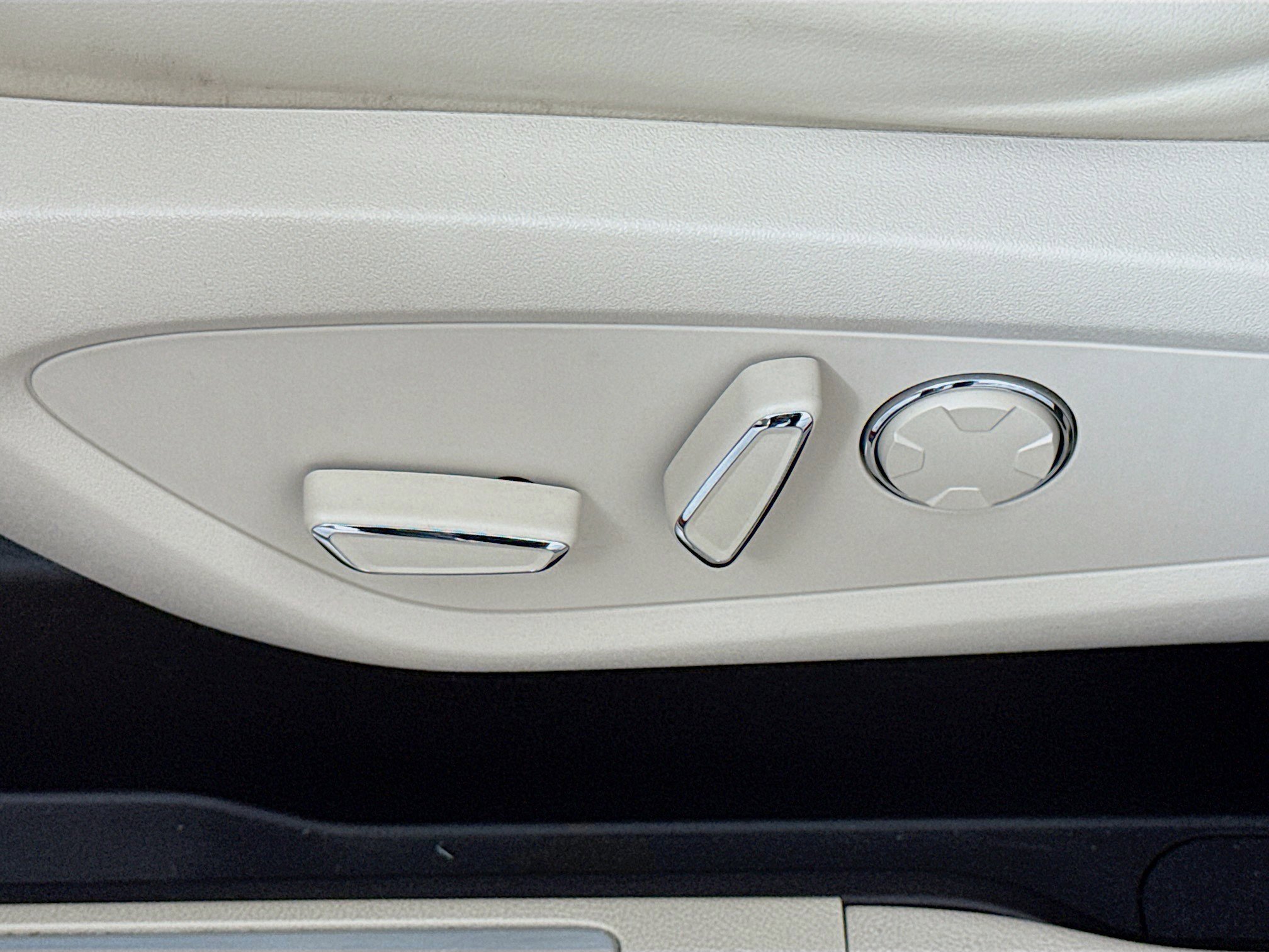 Used 2019 Lincoln MKC Reserve w/ MKC Climate Package FWD image 12