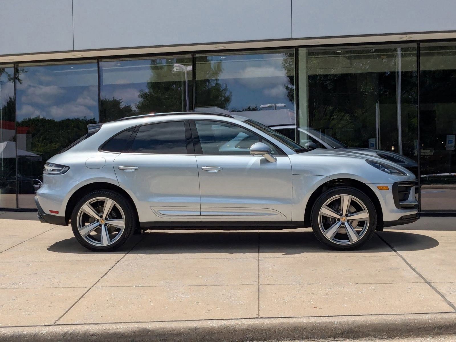 Certified 2025 Porsche Macan AWD/4WD image 8