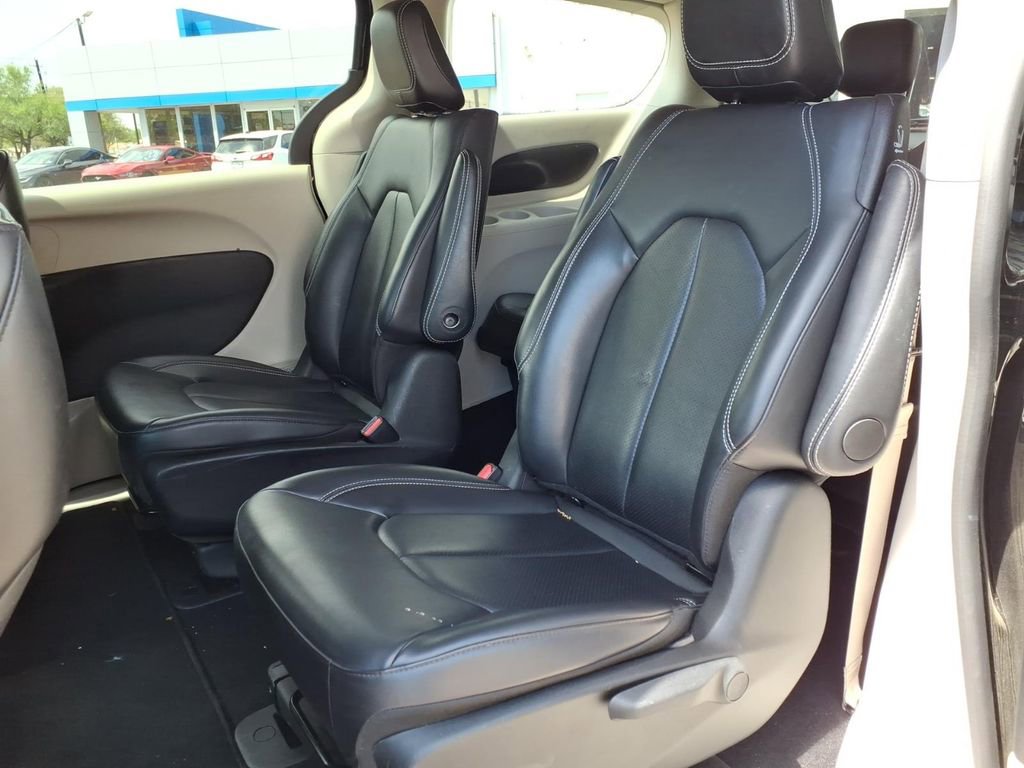 Used 2024 Chrysler Pacifica Select image 16