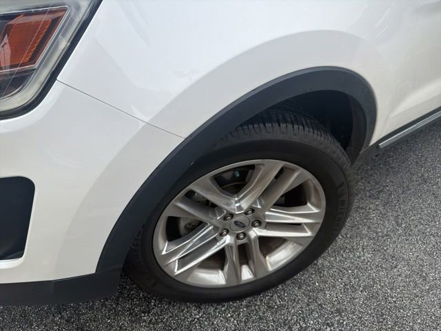 Used 2016 Ford Explorer XLT w/ Equipment Group 202A FWD image 4